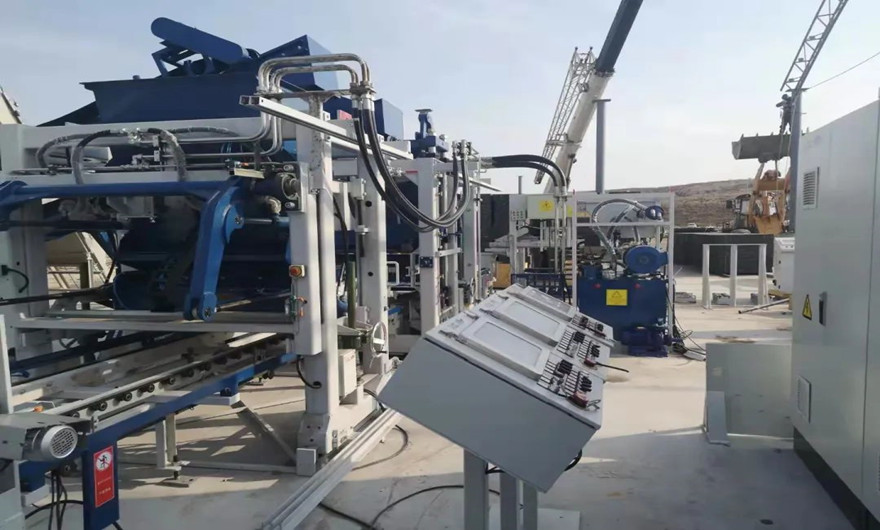 項目現(xiàn)場|泉工股份ZN900C全自動生態(tài)砌塊成型機(jī)生產(chǎn)線于西北地區(qū)已經(jīng)進(jìn)入安裝調(diào)試階段